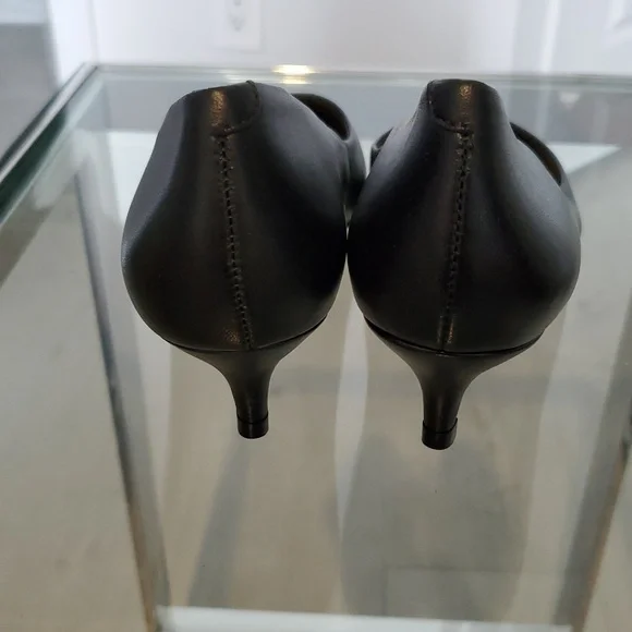Saks 5th Ave womens Black Leather Kitten Heel Pumps Size 6 like new no box - Picture 3 of 8